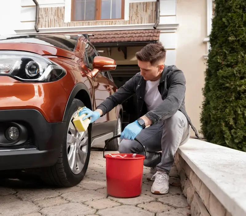 Lavage auto à domicile Saint-Cyr-en-Talmondais : professionnel intervenant sur un véhicule